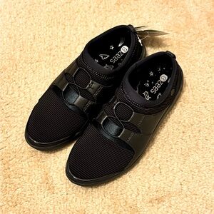 NIB Bzees Women's Anytime Slip On Sneakers Size 6.5M